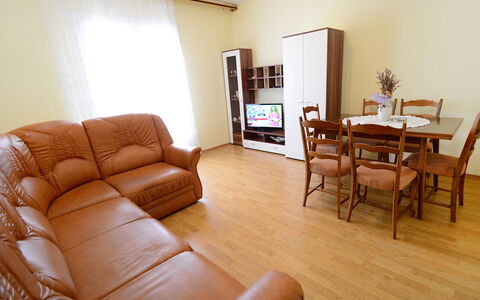 Franjo: Habitación, Propiedad, Mueble, Sala, Suelo, Diseño De Interiores, Suelos De Madera, Bienes Raíces, Madera Dura, Edificio