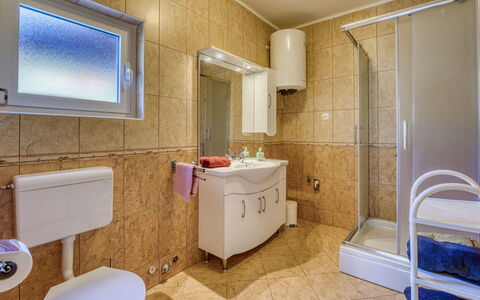 Franjo: Piso, Diseño De Interiores, Arreglo De Tubería, Suelo, Lavabo, Baño, Lavabo Del Baño, Grifo, Techo, Habitación