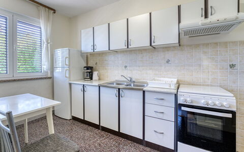 Franjo: Piso, Diseño De Interiores, Suelo, Mueble, Departamento, Habitación, Techo, Electrodoméstico, Cocina, Mostrador