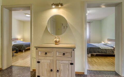 Franjo: Mueble, Diseño De Interiores, Cama, Piso, Pared, Suelo, Habitación, Habitación, Madera, Techo