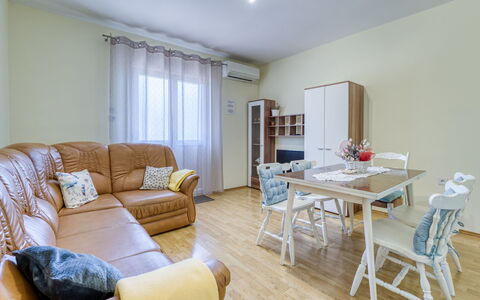 Franjo: Mueble, Diseño De Interiores, Piso, Suelo, Madera, Habitación, Sofá, Techo, Suelos De Madera, Sala