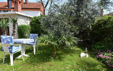 Opatija Ika 106: Propiedad, Jardín, Yarda, Patio Interior, Árbol, Casa, Hierba, Bienes Raíces, Primavera, Planta