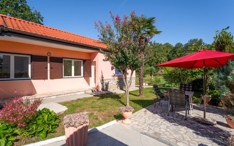 Opatija Ika 106: Arbusto, Casa, Barrio Residencial, Casa, Cobertura Del Suelo, Jardín, Cabaña, Sombra, Inmuebles, Yarda