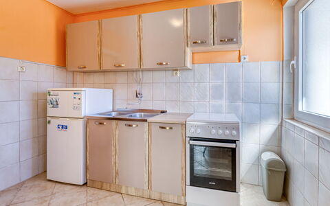 Opatija Ika 106: Electrodoméstico, Piso, Suelo, Diseño De Interiores, Habitación, Aparato De Cocina, Gabinetes, Departamento, Techo, Cocina