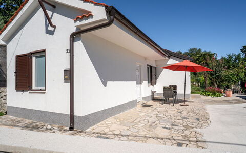 Opatija Ika 106: Pared, Edificio, Casa, Casa, Techo, Barrio Residencial, Arquitectura, Fachada, Cabaña, Asentamientos Humanos