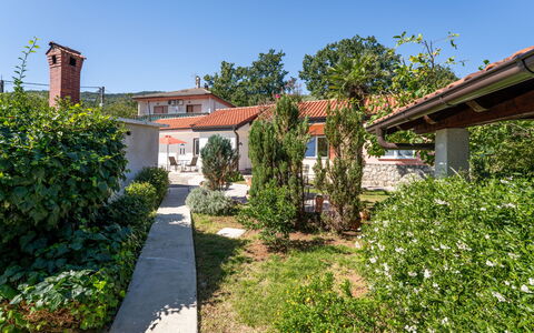 Opatija Ika 106: Casa, Barrio Residencial, Arbusto, Techo, Casa, Jardín, Cobertura Del Suelo, Cabaña, Inmuebles