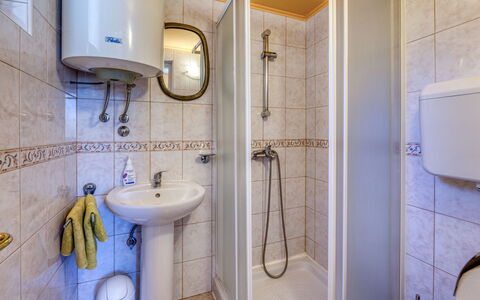 Opatija Ika 106: Diseño De Interiores, Piso, Arreglo De Tubería, Suelo, Lavabo Del Baño, Habitación, Lavabo, Plomería, Baño, Grifo