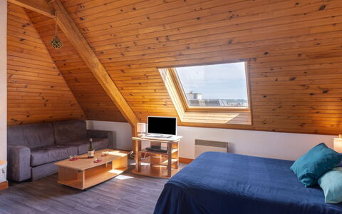 Résidence du Port: Mueble, Propiedad, Mesa, Gabinetes, Silla, Madera, Edificio, Encendiendo, Mostrador, Diseño De Interiores
