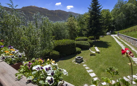 Chalet Anna: Accidentes Geográficos Montañosas, Montaña, Arbusto, Colina, Paisaje, Jardín, Cordillera, Cobertura Del Suelo, Primavera