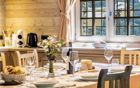 Chalet Anna: Mueble, Diseño De Interiores, Mesa, Madera, Vajilla, Cocina Y Comedor Mesa, Comedor, Silla, Piso, Techo