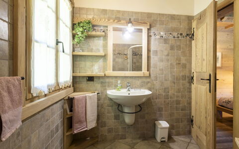 Chalet Anna: Diseño De Interiores, Pared, Arreglo De Tubería, Piso, Madera, Baño, Suelo, Lavabo Del Baño, Techo, Lavabo