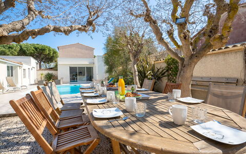 Villa du Littoral: Mesa, Mueble, Propiedad, Vajilla, Cielo, Silla, Árbol, Planta, Mueble Para Exteriores, Manteles