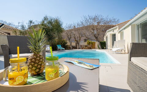 Villa du Littoral: Planta, Propiedad, Cielo, Agua, Azur, Edificio, Ventana, Piscina, Mueble Para Exteriores