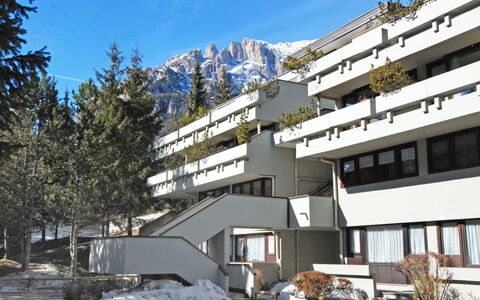 Canazei 200: Cielo, Edificio, Montaña, Nieve, Pendiente, Árbol, Casa, Ventana, Diseño Urbano, Fachada