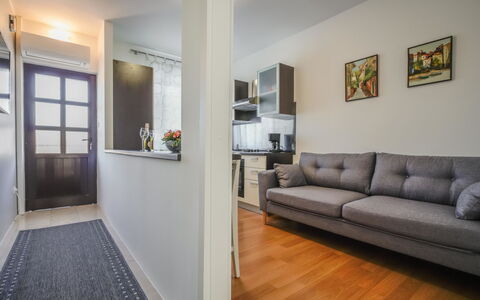 Lucija: Propiedad, Sofá, Marco, Comodidad, Madera, Puerta, Diseño De Interiores, Ventana, Sofá Cama, Sala