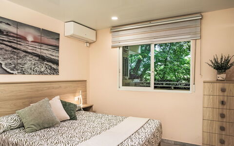 Torremolinos 150: Mueble, Cama, Diseño De Interiores, Habitación, Suelo, Piso, Sábana, Lecho, Madera, Habitación