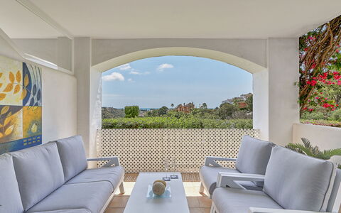 Altos de la Quinta: Mueble, Propiedad, Sofá, Mesa, Edificio, Cielo, Planta, Sombra, Diseño De Interiores, Comodidad