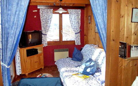 Gerbepal: Habitación, Habitación, Mueble, Cama, Edificio, Cuarto De Troncos, Casa, Cabina, Diseño De Interiores