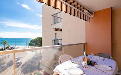 Fréjus 110: Mesa, Mueble, Propiedad, Azur, Edificio, Silla, Diseño De Interiores, Encendiendo, Naranja, Amarillo
