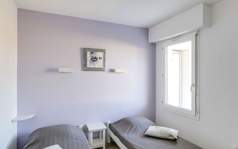 Fréjus 570: Habitación, Mueble, Habitación, Propiedad, Diseño De Interiores, Techo, Cama, Suelo, Pared, Edificio