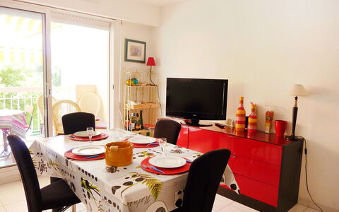 Résidence les Jardins D'Eden: Habitación, Propiedad, Mueble, Diseño De Interiores, Comedor, Rojo, Mesa, Amarillo, Edificio, Casa