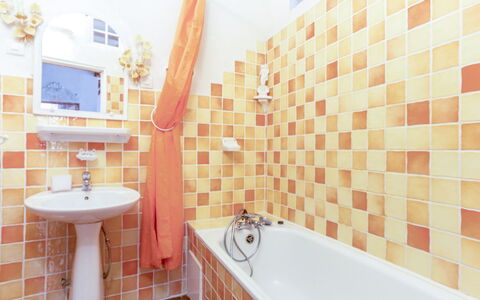 Miralheti: Bañera, Arreglo De Tubería, Grifo, Propiedad, Lavabo, Baño, Púrpura, Diseño De Interiores, Suelo