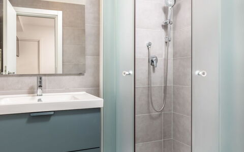 Opatija Pobri 112: Espejo, Grifo, Mueble De Baño, Propiedad, Arreglo De Tubería, Lavabo, Blanco, Gabinetes, Baño, Alcachofa De La Ducha