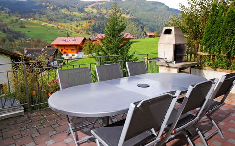 Chalet Cortina: Propiedad, Casa, Mesa, Mueble, Edificio, Bienes Raíces, Habitación, Silla Plegable, Casa, Patio