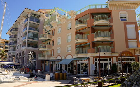 Résidence les Cariatides: Edificio, Barrio Residencial, Propiedad, Uso Mixto, Departamento, Barrio, Condominio, Bienes Raíces, Arquitectura, By