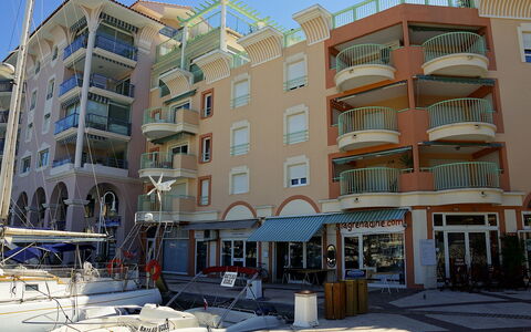 Résidence les Cariatides: Edificio, Propiedad, Uso Mixto, Departamento, Barrio Residencial, Bienes Raíces, Barrio, Condominio, Arquitectura, By