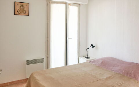 Fréjus 565: Cama, Pared, Diseño De Interiores, Habitación, Suelo, Mueble, Piso, Madera, Sábana, Habitación