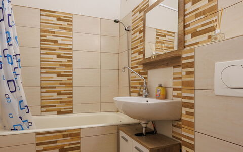 Prater: Piso, Lavabo Del Baño, Baño, Arreglo De Tubería, Suelo, Diseño De Interiores, Lavabo, Plomería, Loseta, Grifo