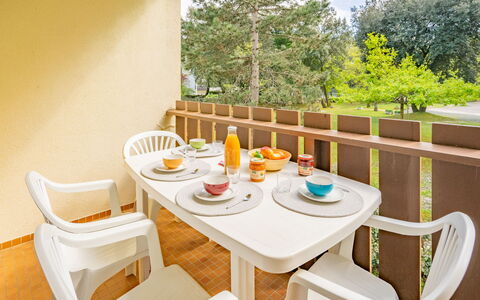 Pré Catelan: Mesa, Mueble, Vajilla, Propiedad, Comida, Silla, Madera, Mueble Para Exteriores, Mesa Al Aire Libre, Diseño De Interiores