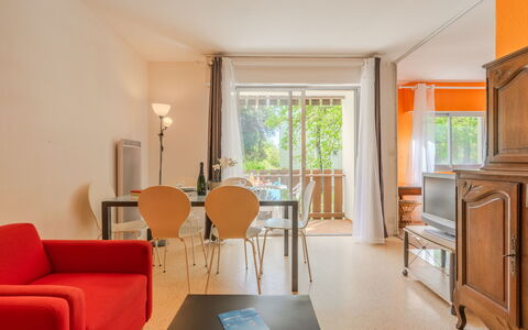 Pré Catelan: Mueble, Gabinetes, Propiedad, Mesa, Edificio, Silla, Madera, Diseño De Interiores, Sala, Sofá