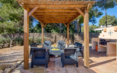 Pomeraj: Planta, Mesa, Sombra, Azul, Madera, Árbol, Cielo, Mesa Al Aire Libre, Mueble Para Exteriores, Ocio