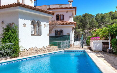 Estrella: Agua, Planta, Propiedad, Edificio, Cielo, Azul, Azur, Piscina, Ventana, Árbol
