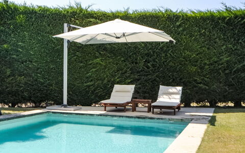 L'Oustaou dei Figo: Agua, Planta, Propiedad, Mueble, Paraguas, Piscina, Cielo, Azur, Sombra, Mueble Para Exteriores