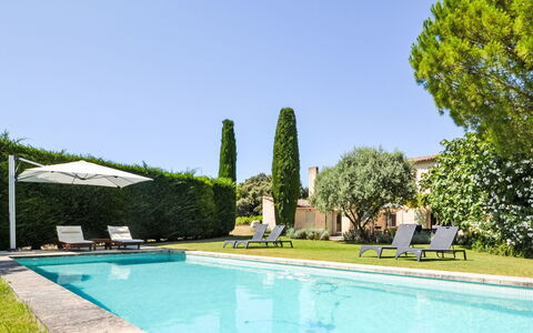 L'Oustaou dei Figo: Agua, Cielo, Planta, Azur, Árbol, Arquitectura, Hierba, Rectángulo, Ocio, Piscina