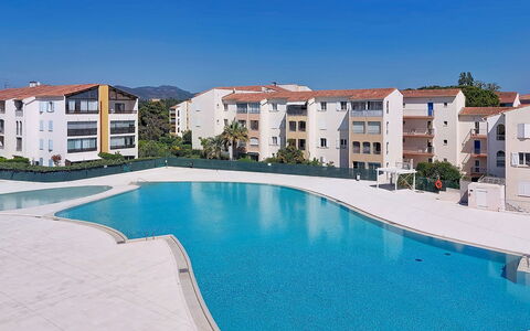 Fréjus 910: Piscina, Recurso, Asentamientos Humanos, Departamento, Ciudad De Vacaciones, Hotel, Balneario, Zona Tropical, Vacaciones