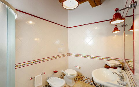 Villa Scianellone: Arreglo De Tubería, Lavabo Del Baño, Baño, Lavabo, Baño, Diseño De Interiores, Encendiendo, Grifo, Asiento Del Baño, Espejo