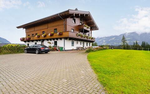Saalfelden am Steinernen Meer 200: Nube, Cielo, Planta, Propiedad, Edificio, Rueda, Vehículo, Ventana, Coche, Montaña