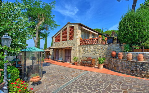 Poggiluglio: Propiedad, Casa, Edificio, Bienes Raíces, Casa, Inmuebles, Barrio Residencial, Guijarro, Paisajismo, Árbol