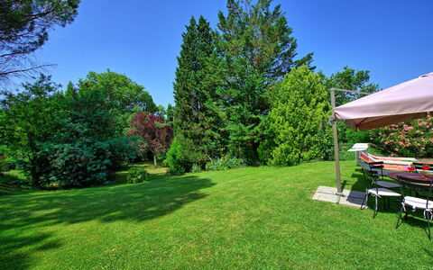 Villa Campogialli: Verde, Césped, Propiedad, Hierba, Árbol, Yarda, Paisaje Natural, Jardín, Bienes Raíces, Casa