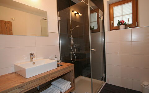 Längenfeld 380: Baño, Habitación, Propiedad, Arreglo De Tubería, Loseta, Diseño De Interiores, Edificio, Casa, Techo, Suelo