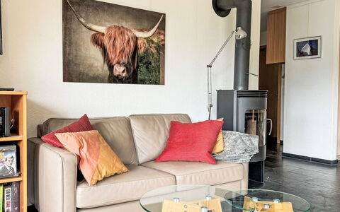 Wengen 42: Marco, Propiedad, Sofá, Mueble, Madera, Diseño De Interiores, Textil, Mesa, Sala, Comodidad