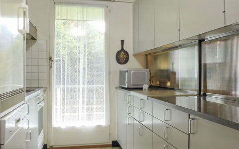 Zur Linde Apt.w: Piso, Cocina, Madera, Diseño De Interiores, Mostrador, Suelo, Fregadero, Gabinetes, Techo, Encendiendo