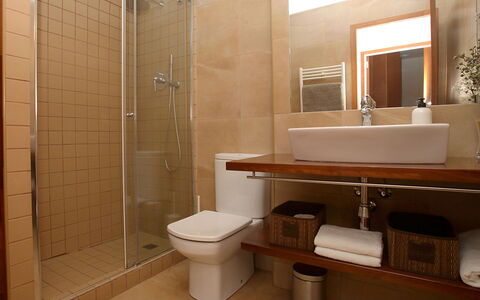 Vila Olimpica Pamplona: Baño, Propiedad, Habitación, Diseño De Interiores, Loseta, Suelo, Arquitectura, Arreglo De Tubería, Edificio, Bienes Raíces
