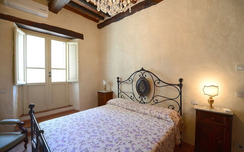 Villa Agazzi: Habitación, Cama, Habitación, Propiedad, Mueble, Sábana, Marco De La Cama, Lecho, Techo, Diseño De Interiores