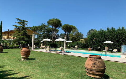 Villa Quattro Mori: Planta, Cielo, Agua, Propiedad, Botánica, Azur, Árbol, Ventana, Sombra, Piscina