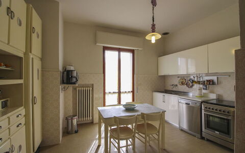 Villa Quattro Mori: Piso, Madera, Diseño De Interiores, Mueble, Cocina, Suelo, Gabinetes, Mostrador, Techo, Alacena